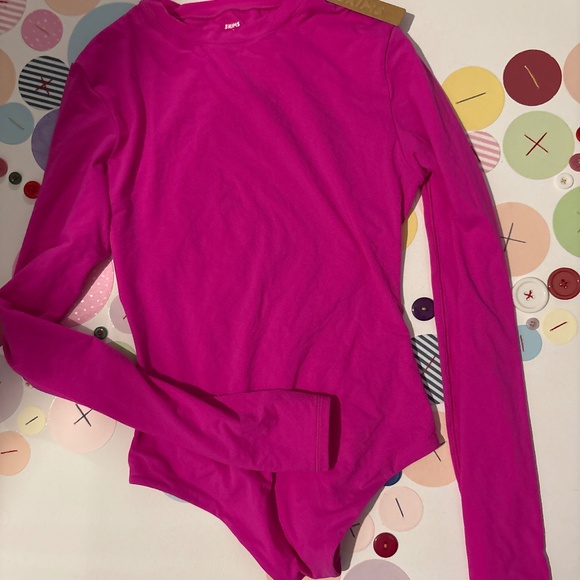 Skims - Picture 1 of 5